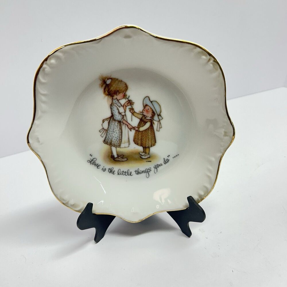 Holly Hobbie Scalloped Gold Trim Plate - Love is the Little Things You Do 6 3/4"